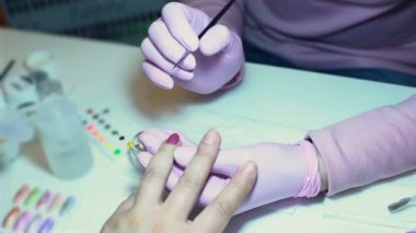 Stilist yapım glitter tasarım tarafından fırça, manikür müşteri hizmetleri, sanat çivi