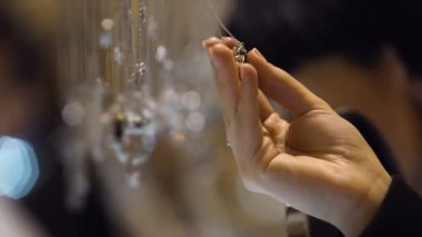 Kadın takı kolye seçme butik, pahalı elmas hediye, servet