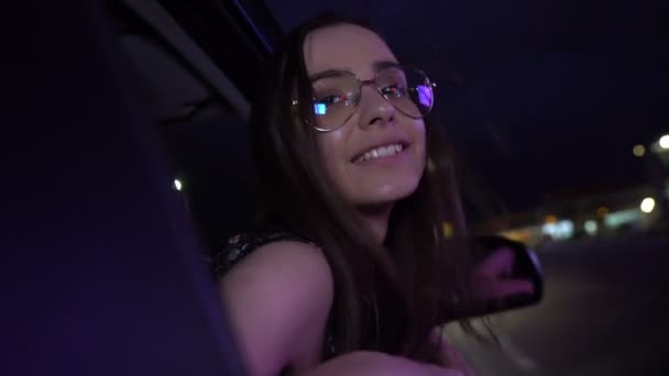 友達とパーティー 楽しい夜になる車から頭を付着酔って女の子 — ストック動画
