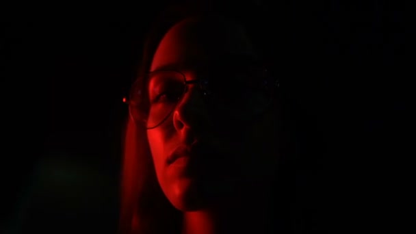 junge Frau unter Drogeneinfluss hängen in Club, Nachtleben, Nahaufnahme