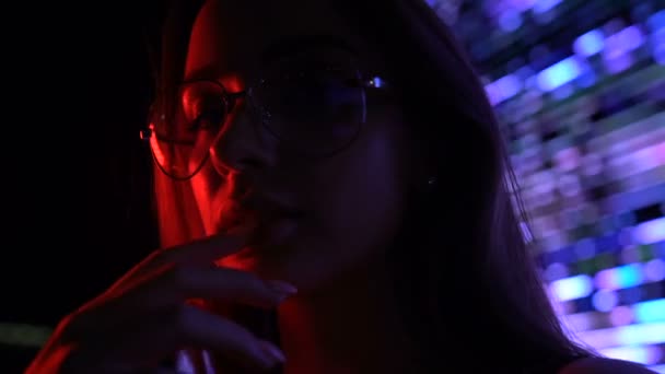 Svůdná Žena Nočním Klubu Pózuje Pro Kameru Flirtování Disco — Stock video