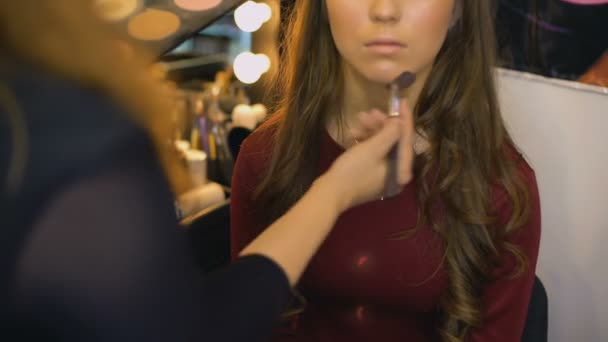 Visagiste Contorneando Cara Cuello Niña Aplicando Polvo Por Pincel Consejos — Vídeos de Stock