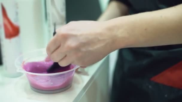 美容師の手が髪を混合色プラスチック ボウル ビューティー サロン職業 — ストック動画