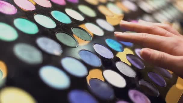 Einkaufszentrum Kunde Macht Lidschatten Swatches Hand Beauty Produkte Make — Stockvideo