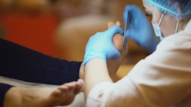 Skönhetssalong Arbetare Bort Fötter Förhårdnader Pedikyr Förfarande Förkroppsligar Hygien — Stockvideo