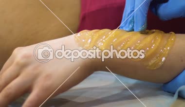 Sugaring master profesyonel saç kadın kol, güzellik salonları istemci üzerinde kaldırma