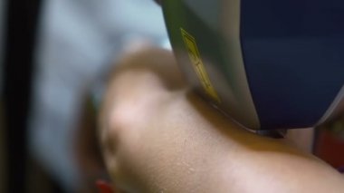 İstenmeyen tüylerden laser cihazı, pürüzsüz bir cilt kaldırma güzellik salonu çalışan deneyimli