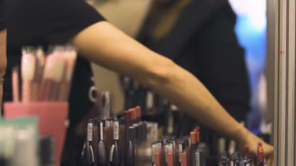 Vendedor Loja Cosméticos Oferecendo Produtos Maquiagem Negócios Exposição Beleza — Vídeo de Stock