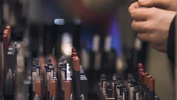 Γυναίκα Άνοιγμα Lip Gloss Tester Έλεγχος Χρώματος Και Ποιότητας Κατάστημα — Αρχείο Βίντεο