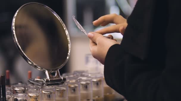 Mujer Usando Probador Sombras Ojos Eligiendo Color Calidad Los Cosméticos — Vídeo de stock