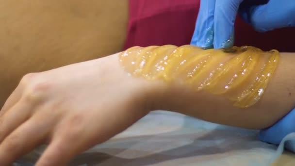 Sugaring Master Profesyonel Saç Kadın Kol Güzellik Salonları Istemci Üzerinde — Stok video