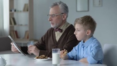 Aşçı, yemek torunu Büyükbaba okuma gazete, Aile bitirmek bekliyor