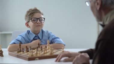 Öğretmen kıdemli adam ve küçük çocuk dahi çocuk satranç karşılıklı saygı