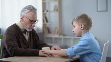Destekleyici çocuk dedeler el, aile birlikte zor dönemden geçiyor okşayarak