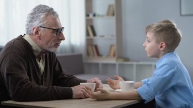 Büyükbaba, güvenilir aile ilişkileri ile haber paylaşımı mutlu küçük çocuk