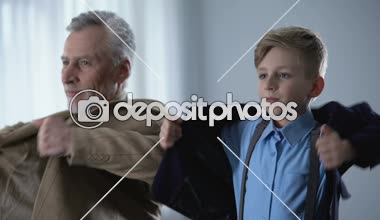 Şirin dede ve torunu birlikte yürüyüşe hazırlanıyor, ceketler koyarak