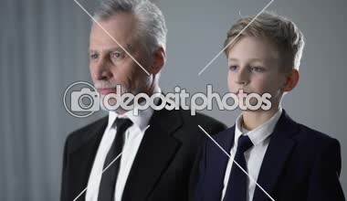 Yetişkin ve genç beyler iyi izlenim bağlayabilecek ayarlama mans görüntü