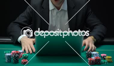 İflas laptop önünde bağımlısı işadamı kumar, spor bahis kaybetmek,