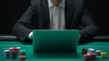 Casino fişi yok, üzgün online kumarbaz şans, internet oyunları kaybetme