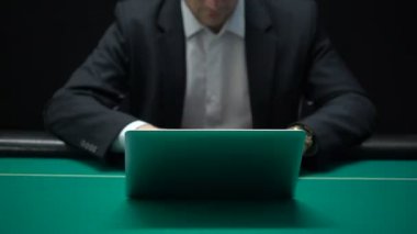 Oyun, casino fişleri masanın üstünde, başarı görünen kazanan online kumarbaz heyecanlı