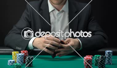 Üzgün kumarbaz boş cüzdan, kaybeden casino masada oyun bağımlılığı arıyorsunuz