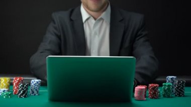 Dizüstü bilgisayar, bahis kazanan önünde para sayma başarılı online casino oyuncu