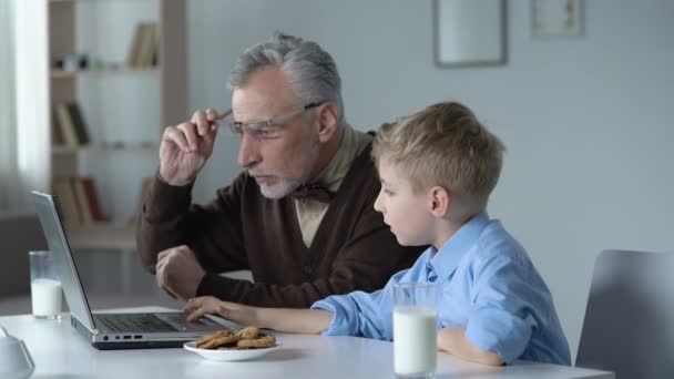 Kleine Kleinzoon Grootvader Toont Hoe Laptop Gebruiken Gemakkelijk Leren Van — Stockvideo