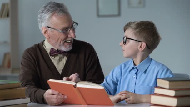 Büyükbaba Macera Romanı Küçük Torunu Aile Bakımı Sıcaklık Için Yüksek — Stok video