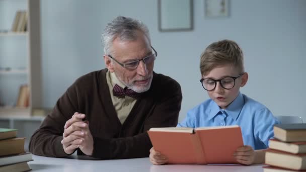 Φροντίδα Παππού Βλέποντας Τον Μικρό Εγγονό Εκμάθηση Ανάγνωσης Βοηθώντας Τον — Αρχείο Βίντεο