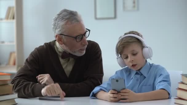 Abuelo Sorprendido Por Comportamiento Del Nieto Mala Educación Falta Respeto — Vídeo de stock