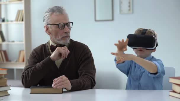 Abuelo Asombrado Mirando Nieto Auriculares Innovaciones Futuras — Vídeo de stock