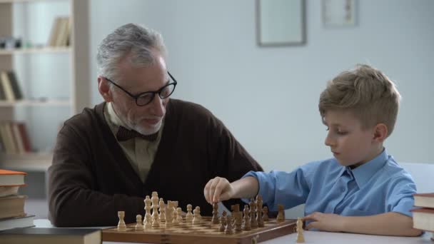 Barns Utveckling Farfar Undervisning Sonson Att Spela Schack Familj Fritid — Stockvideo