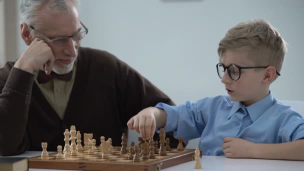 Smart Kind Schach Spielen Mit Großvater Familie Spaß Frühe Entwicklung — Stockvideo