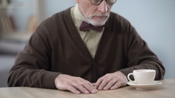 Viejo Solitario Molesto Sentado Mesa Recuerdos Tristes Vulnerabilidad Social — Vídeos de Stock