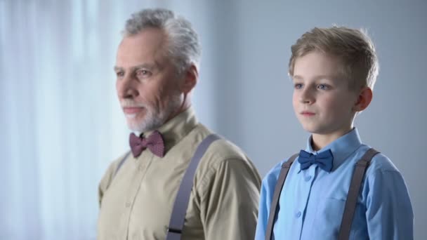 髪の一緒に 家族の肖像 遺伝学を調整する小さな男の子とシニア男 — ストック動画