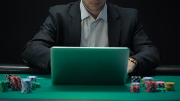 Jogador Casino Online Apostando Aplicativo Laptop Perdendo Jogo Vício — Vídeo de Stock