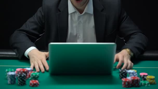 Jogando Viciado Empresário Frente Laptop Perdendo Aposta Esportiva Falido — Vídeo de Stock