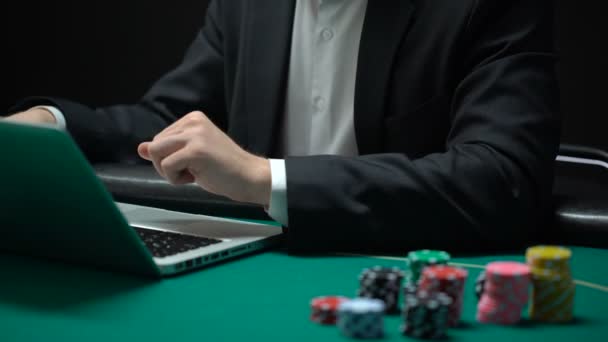 Online Καζίνο Παίκτης Καταμέτρηση Δολάρια Βάζοντας Χρηματικό Έπαθλο Στην Τσέπη — Αρχείο Βίντεο