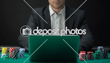 Dizüstü bilgisayarda çevrimiçi oyun, casino çip elinde tutan, bahis takım elbiseli adam
