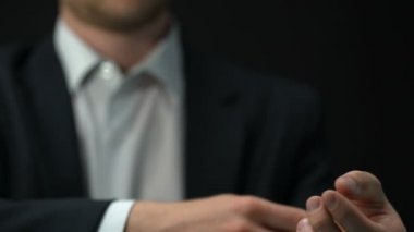 Erkek oyuncu çekerek as kol, iş blöf stratejisi, kazanma şansı