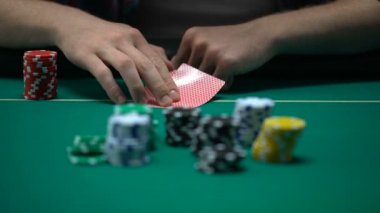 Kartları kontrol ve yetiştirme, adam kazanmak için şans poker turnuvası sırasında blöf