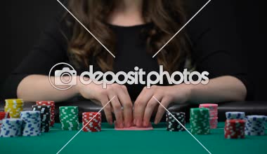 Kartları kontrol ve casino chipi olarak riskli poker turnuvası, bahis kadın kumar