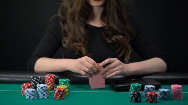 Kartları kontrol ve yetiştirme, poker oyununda riske kadın kadın casino oyuncu