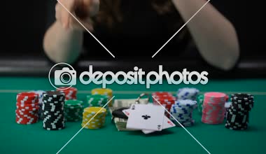 Gösterilen kadın çift Aslar ve tüm casino fişi ve para alarak, kazanan oyun