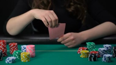 Şanslı bayan oyuncu gösteren el, as çifti birlikte, poker yarışması, casino