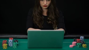 Kumar bağımlısı kadının önünde laptop, üzgün oyun kaybeden spor bahis, şans
