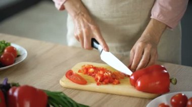 Komuta sizde mutfak, Aile destek ve bakım, evlilik eş sarılma sevgi dolu