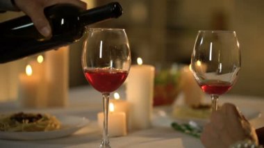 Adam dökme şarap ve kızartma, kutlayan yıldönümü Restoran evli çift