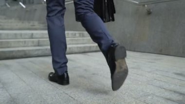 Merdiven, kariyer, promosyon başarı kavramı çıkma işadamı closeup