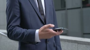Smartphone başarılı iş, iyi yatırım hakkında mesaj işadamı alır
